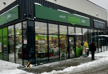façade Żabka sous la neige, vitrine moderne