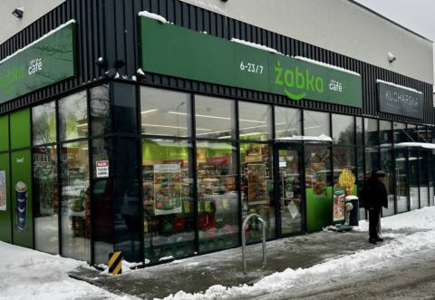 façade Żabka sous la neige, vitrine moderne