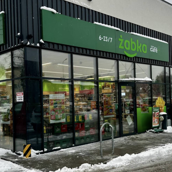 façade Żabka sous la neige, vitrine moderne