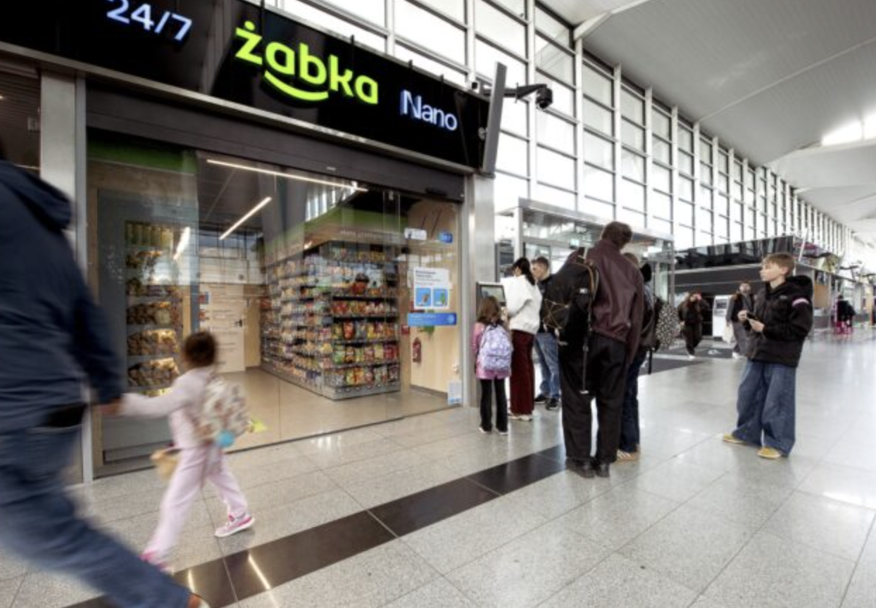 Żabka nano 24/7 in stazione – minimarket compatto
