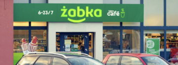 façade du magasin Żabka avec enseigne verte