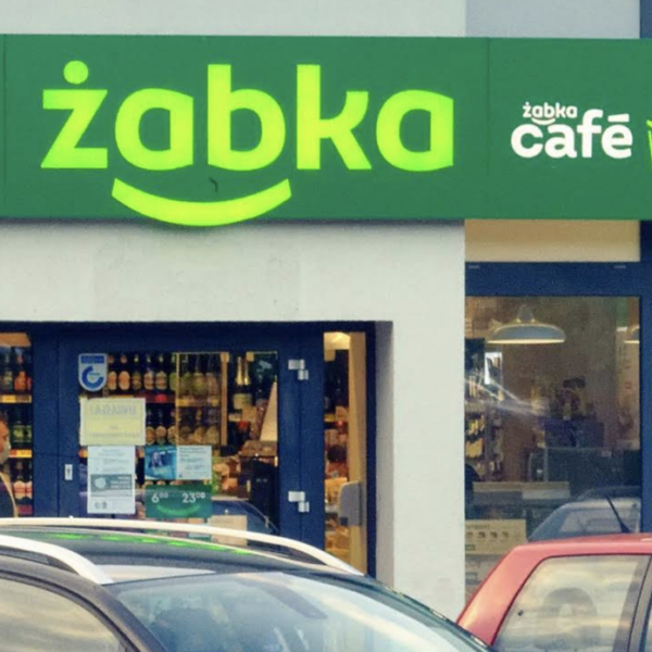 façade du magasin Żabka avec enseigne verte