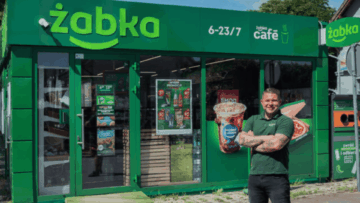 hombre tatuado en entrada de Żabka verde