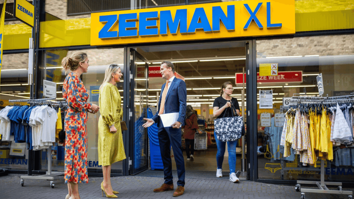 tienda zeeman xl: clientes conversan en la entrada