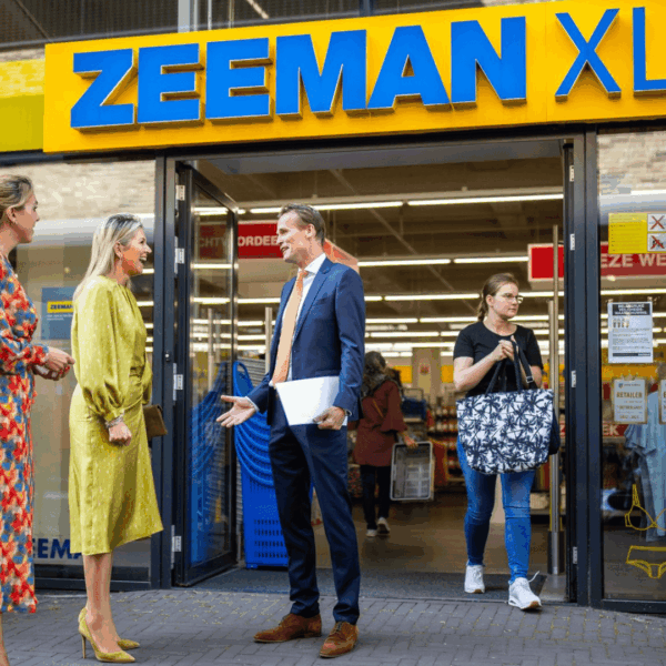tienda zeeman xl: clientes conversan en la entrada