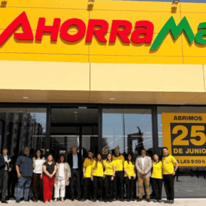 inauguración del supermercado ahorramas con equipo y cartel