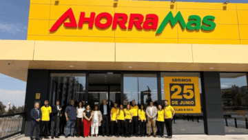 inauguración del supermercado ahorramas con equipo y cartel