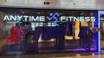 façade vitrée anytime fitness moderne et colorée