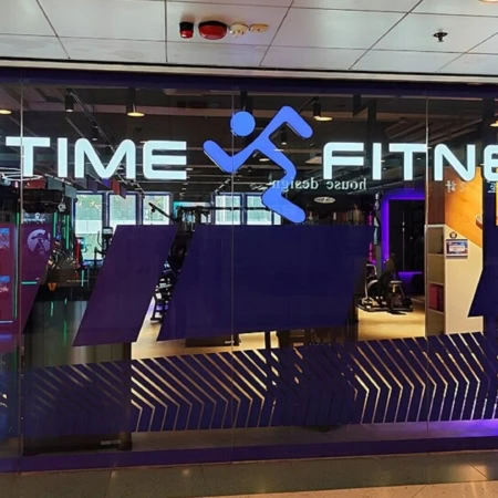 façade vitrée anytime fitness moderne et colorée
