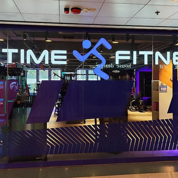 façade vitrée anytime fitness moderne et colorée