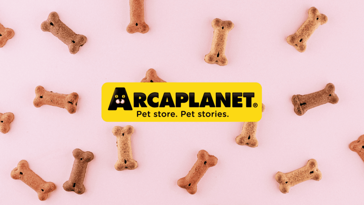 logo arcaplanet con biscotti per cani su rosa