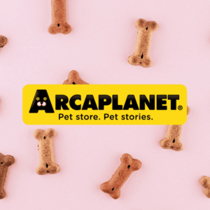 logo arcaplanet con biscotti per cani su rosa