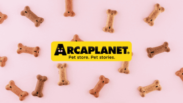 logo arcaplanet con biscotti per cani su rosa