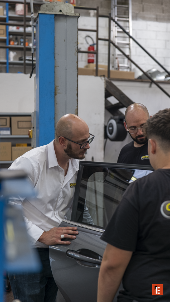 inspection de portière en atelier auto