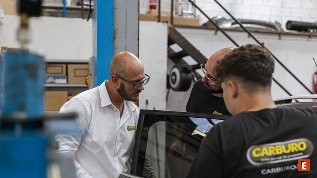 inspection de portière en atelier auto par carburo