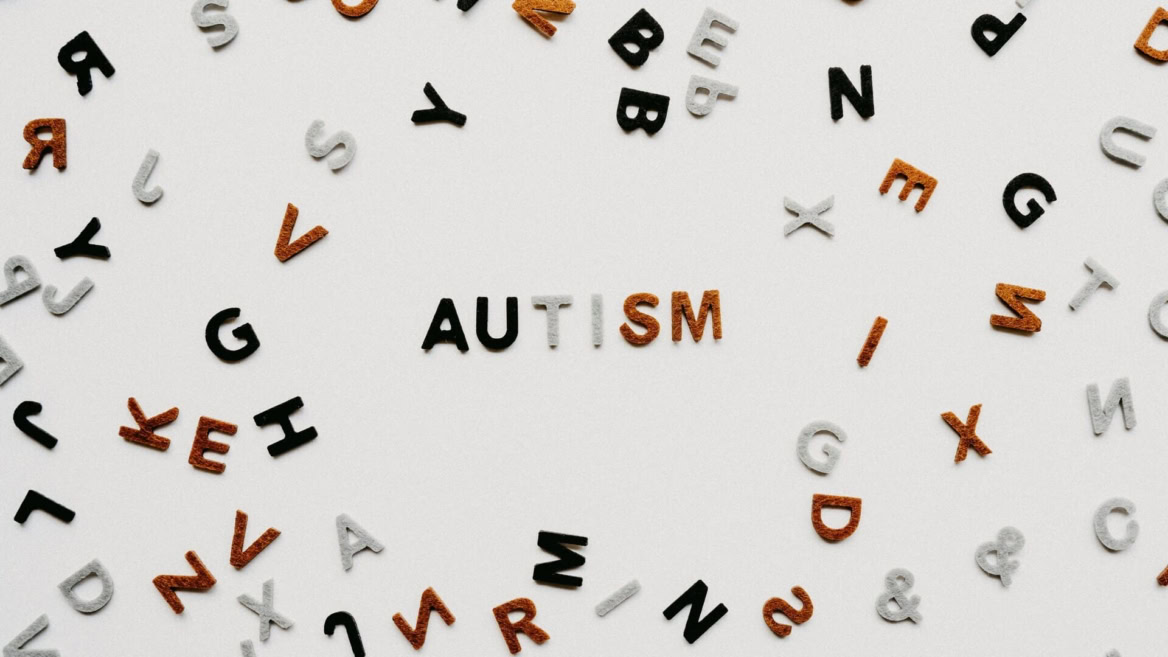 lettere in feltro con autismo al centro