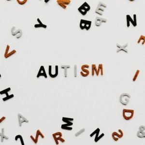 lettere in feltro con autismo al centro