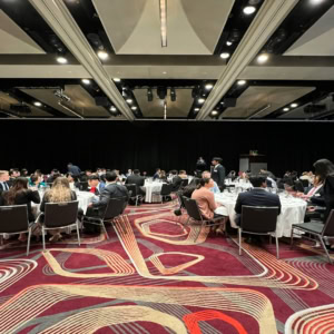 banquet d’entreprise Élégant en salle moderne