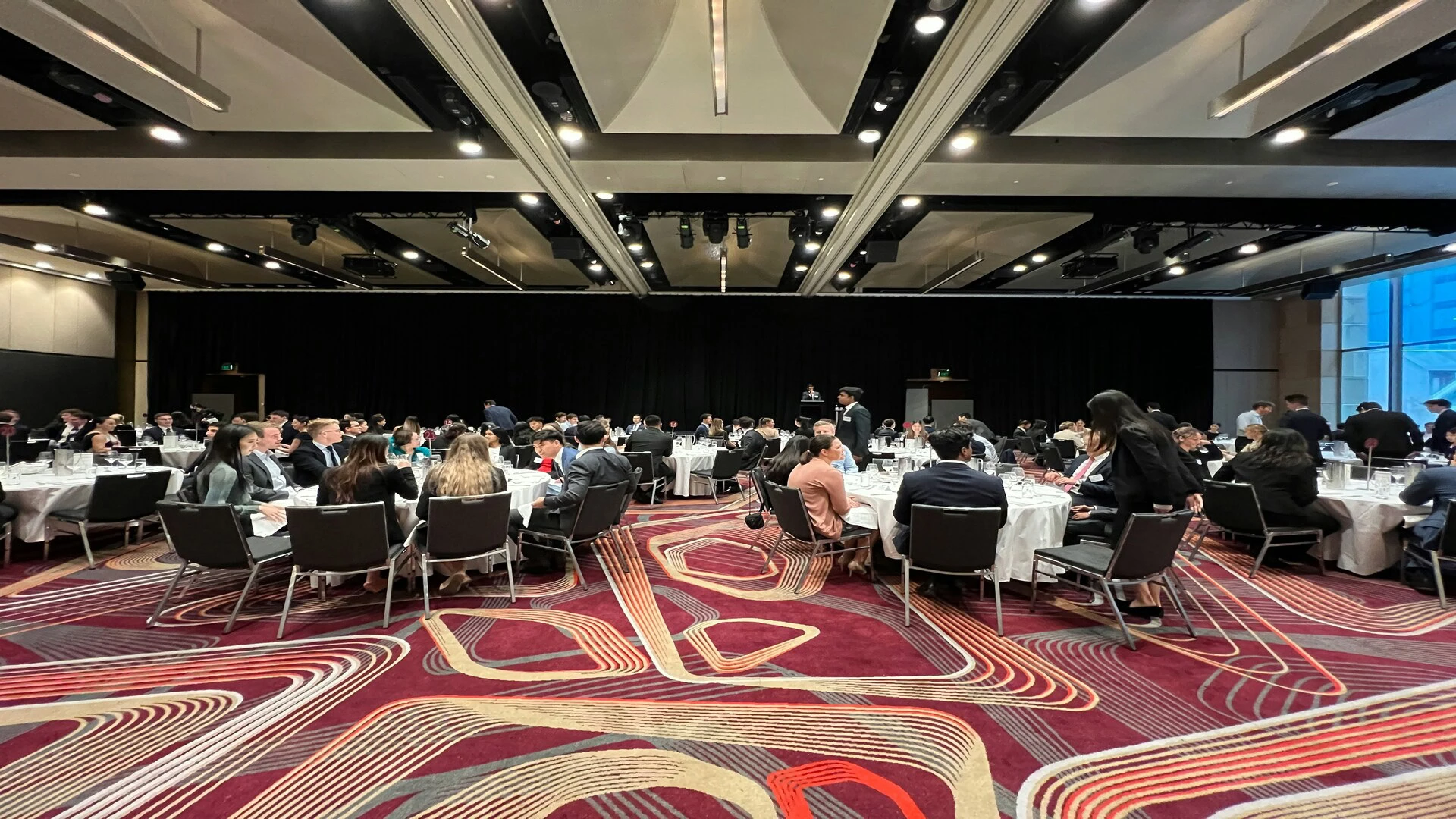 banquet d’entreprise Élégant en salle moderne