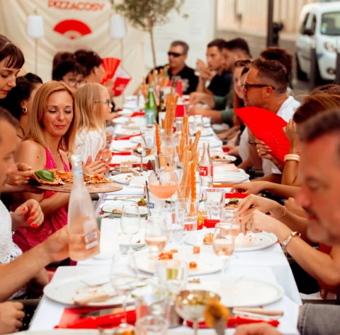 banquet en plein air autour d’une longue table