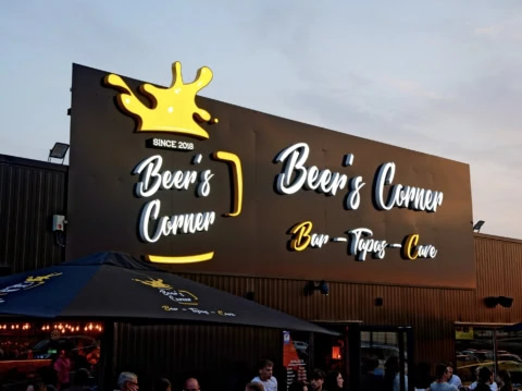 façade lumineuse du bar beer’s corner au crépuscule