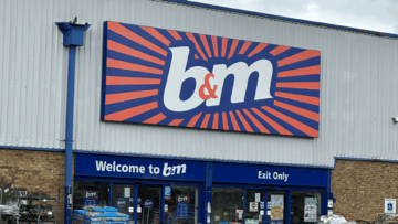 façade du magasin b&m avec enseigne et entrée