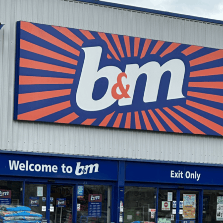 façade du magasin b&m avec enseigne et entrée