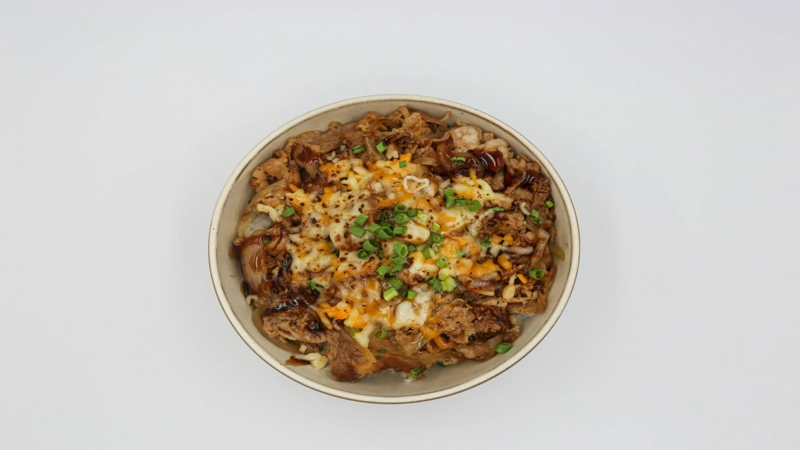 bol de riz au bœuf gratiné et oignons