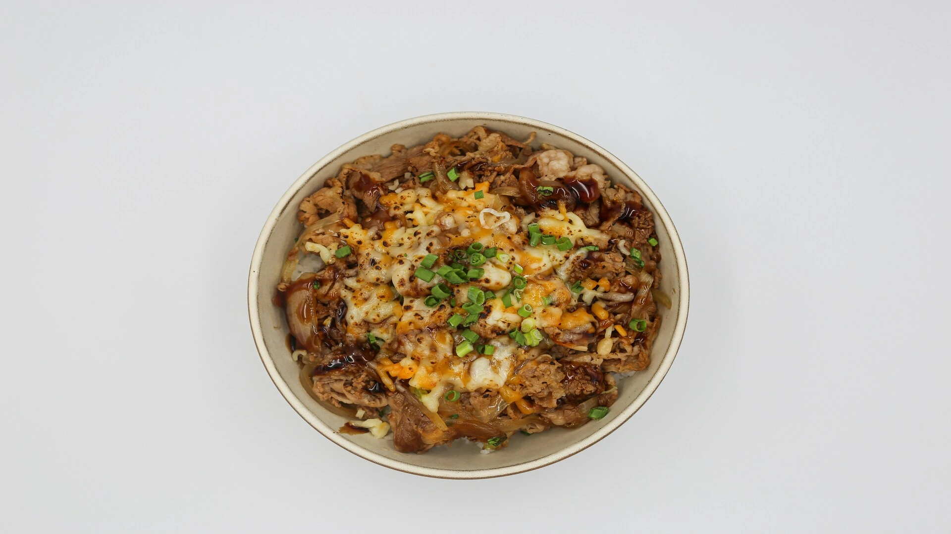 bol de riz au bœuf gratiné et oignons