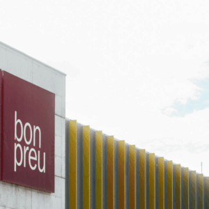 fachada moderna bon preu con señalética bp