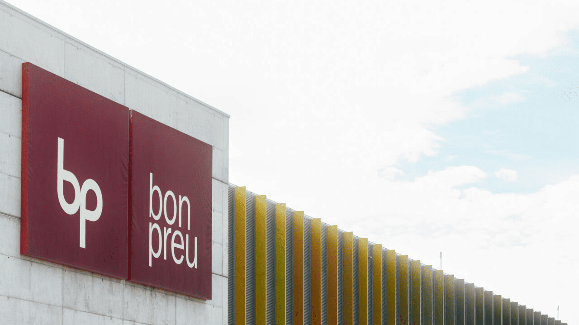 fachada moderna bon preu con señalética bp