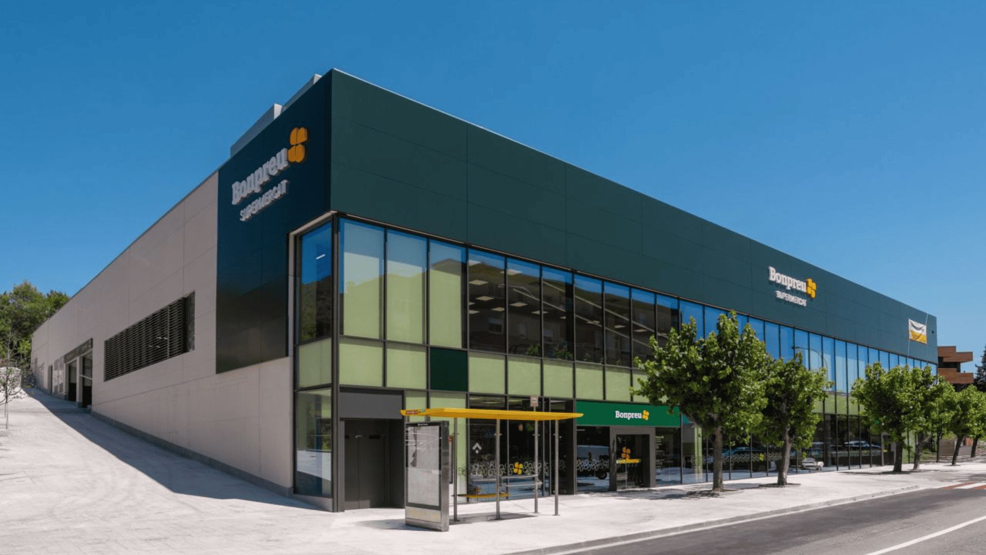supermercado bonpreu moderno con fachada de cristal