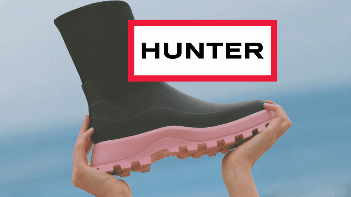 bota hunter negra con suela rosa