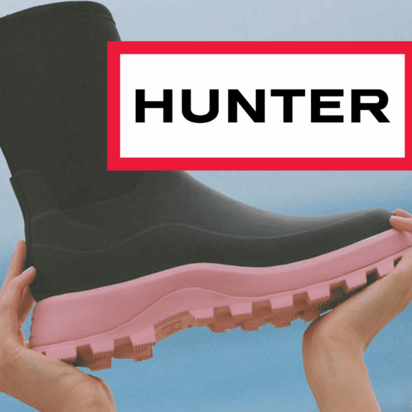 bota hunter negra con suela rosa