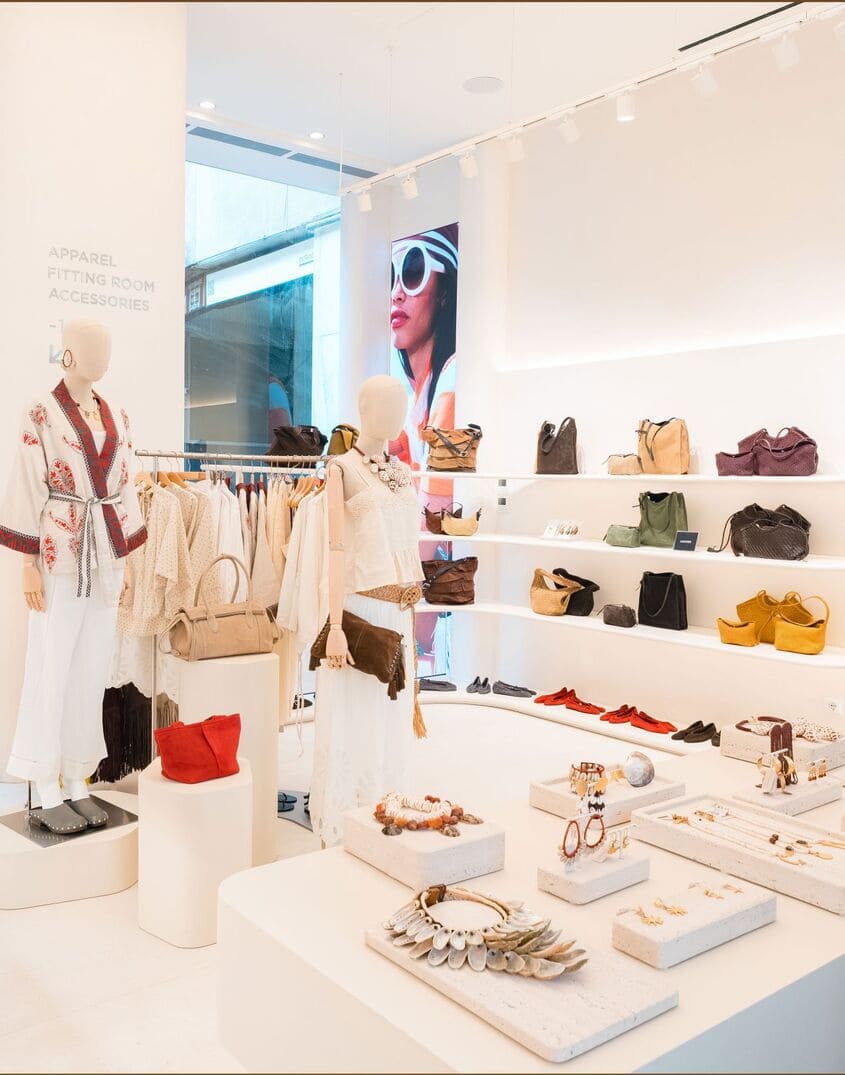 boutique minimalista de lujo con bolsos y maniquíes