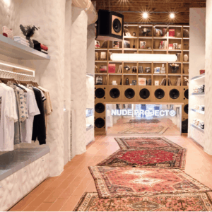 interior boutique nude project con ropa streetwear