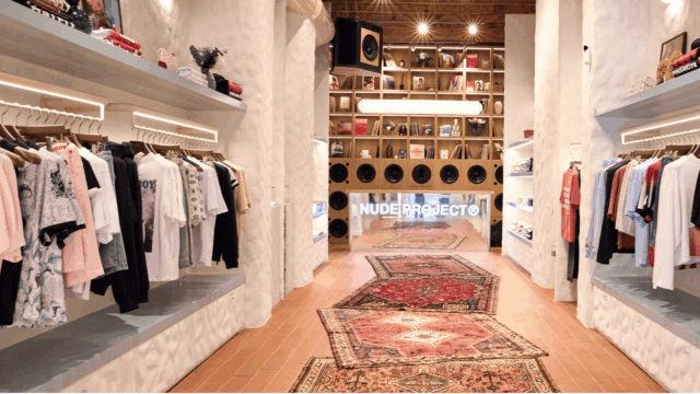 interior boutique nude project con ropa streetwear