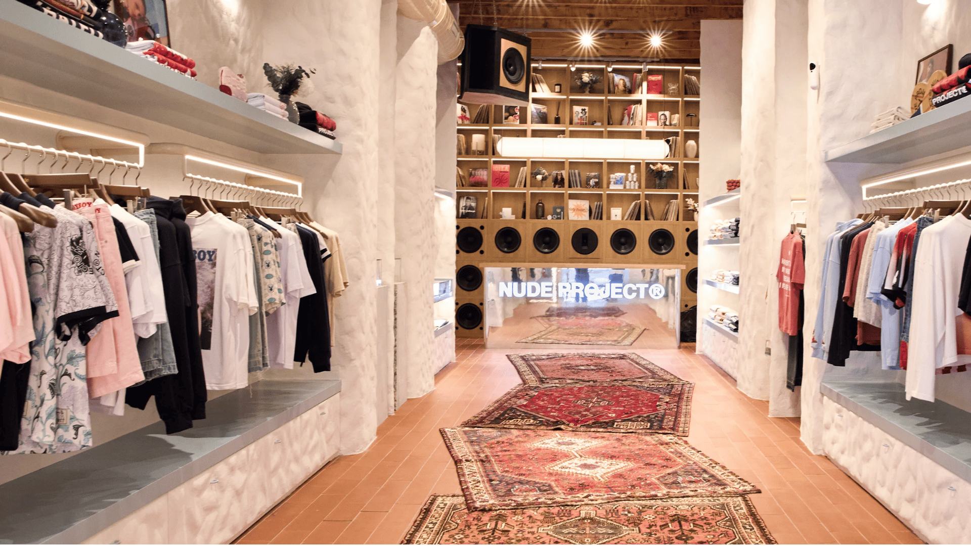 interior boutique nude project con ropa streetwear