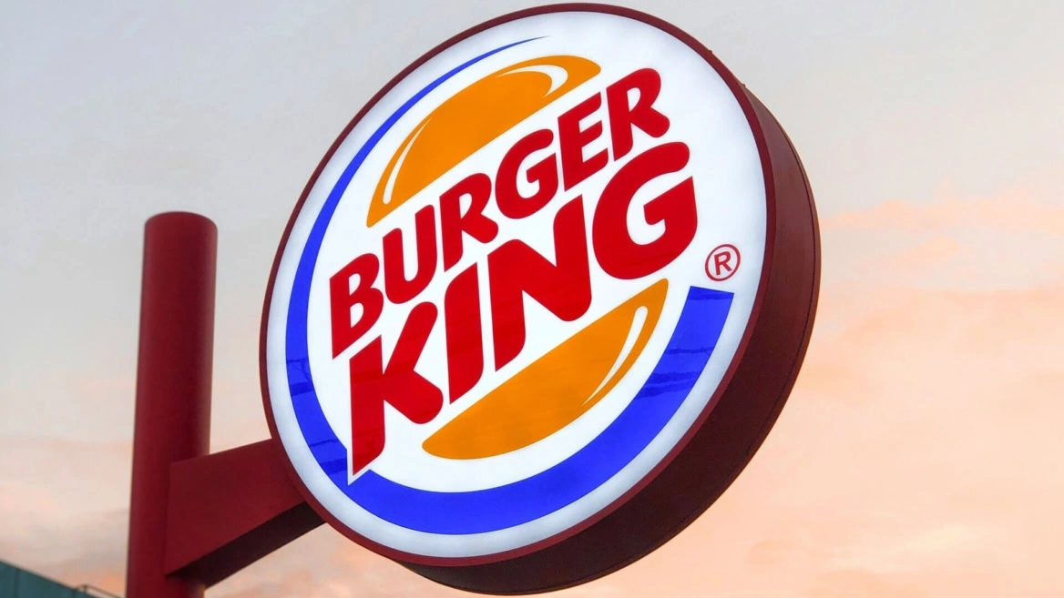 enseigne burger king rouge au coucher du soleil