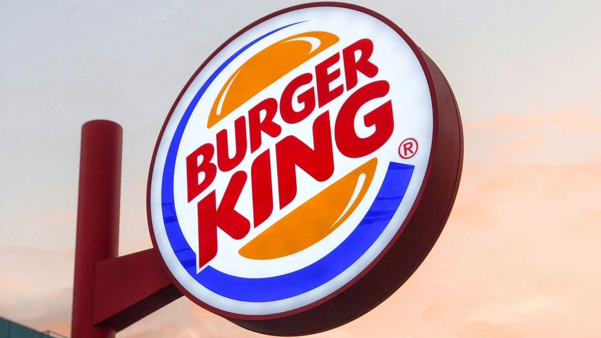 enseigne burger king rouge au coucher du soleil