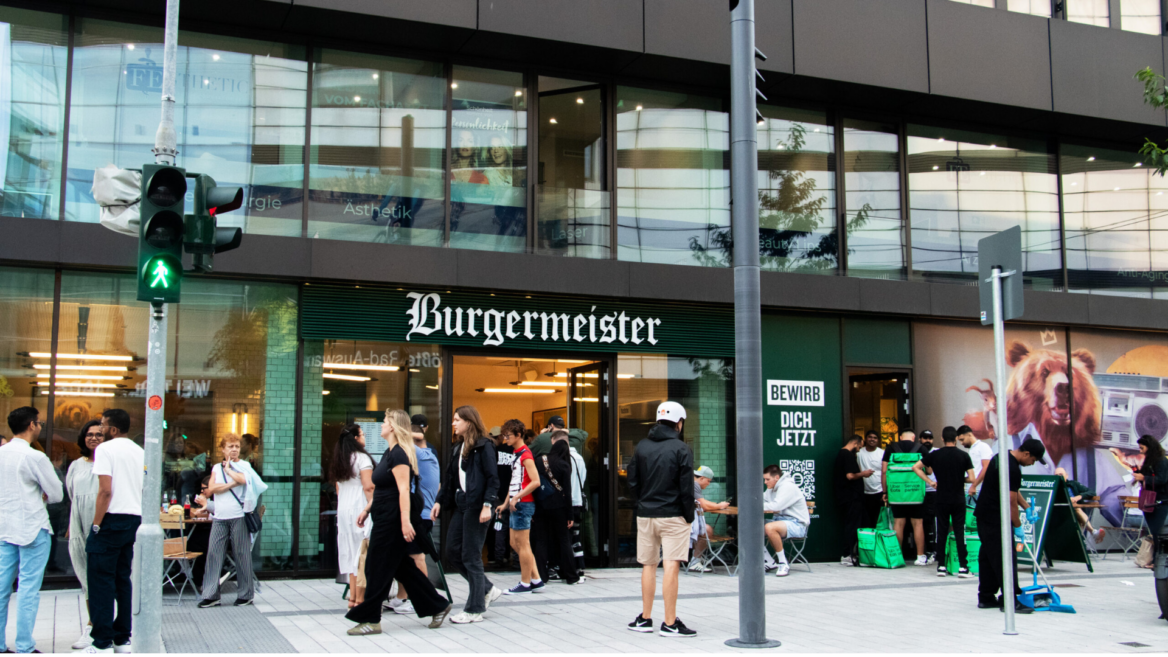 burgermeister berlin: lebendige straßenszene vor dem restaurant