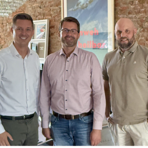 drei männer beim business treffen im stilvollen innenraum