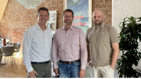 drei männer beim business treffen im stilvollen innenraum