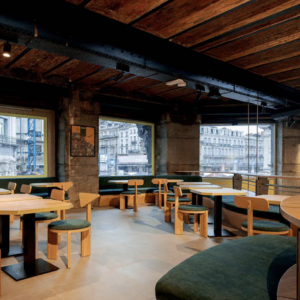 café loft moderne avec grandes fenêtres