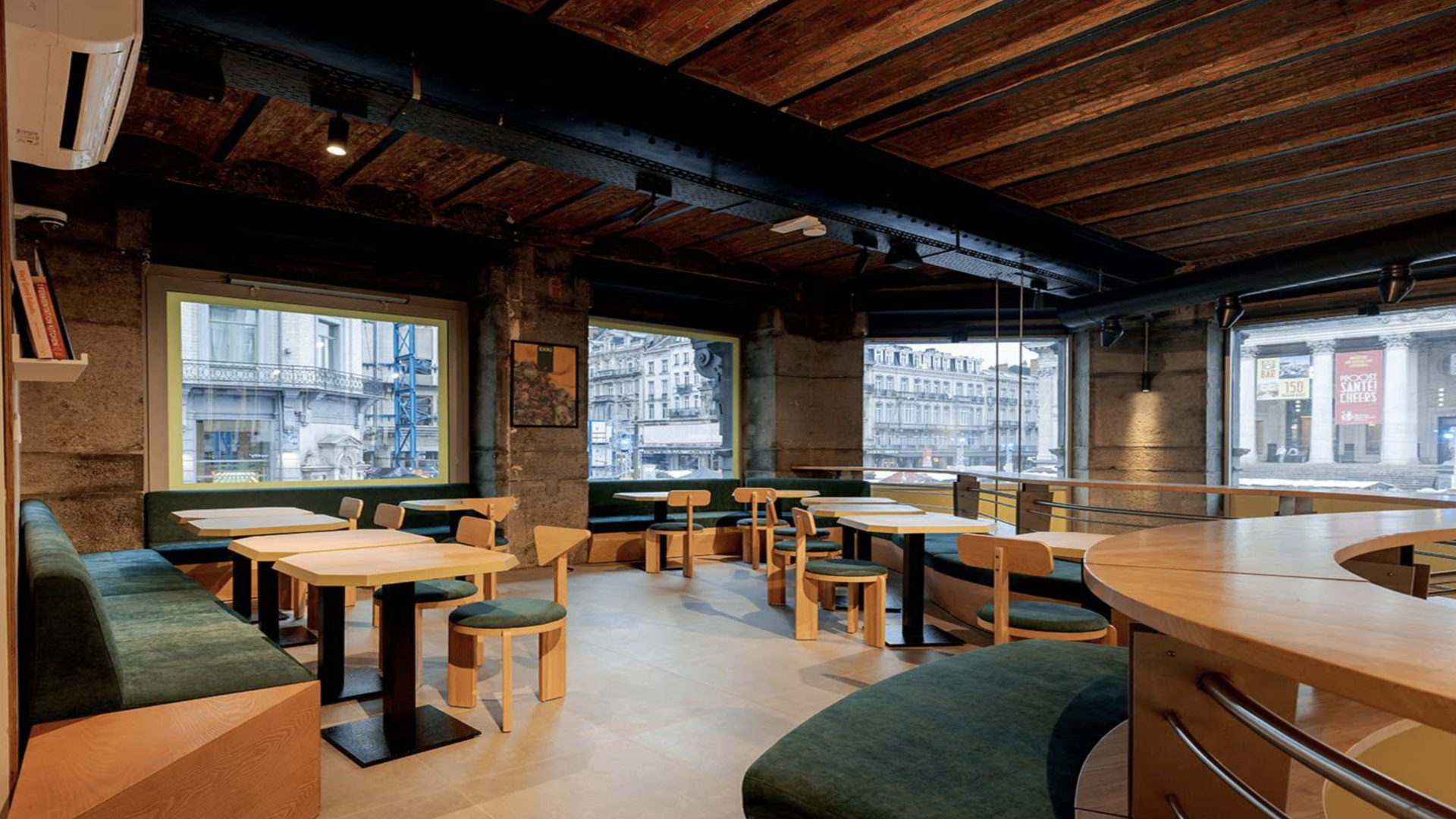 café loft moderne avec grandes fenêtres
