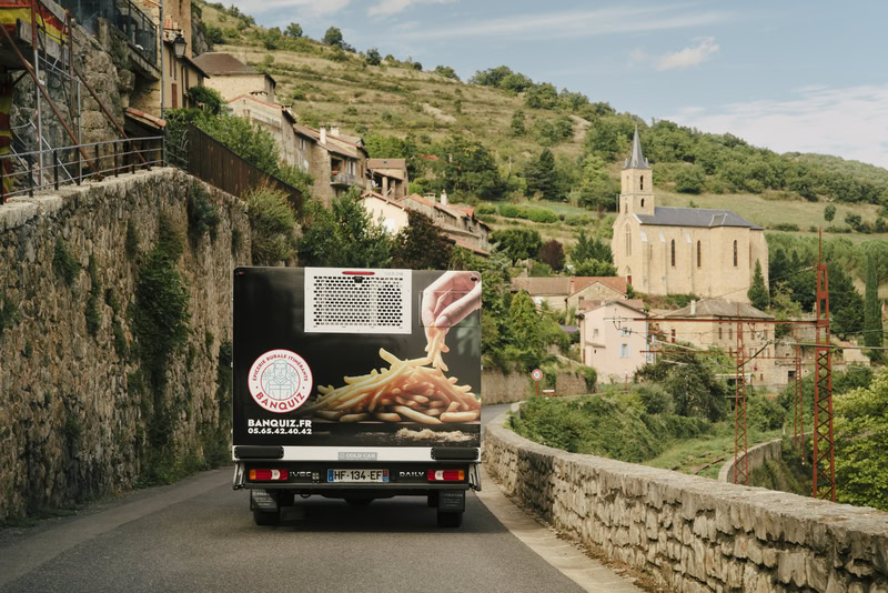 camion banquiz dans un village de montagne