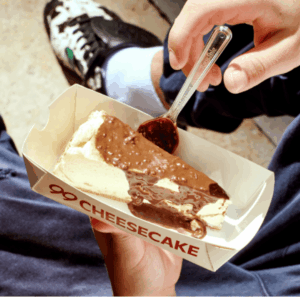 cheesecake con chocolate en caja blanca