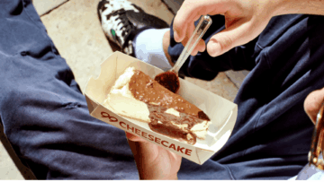 cheesecake con chocolate en caja blanca