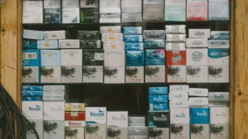 vetrina sigarette camel, winston e kent dietro vetro