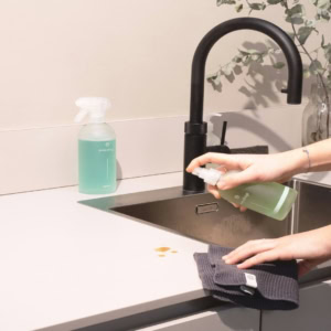 Évier moderne noir : nettoyage de cuisine Élégant